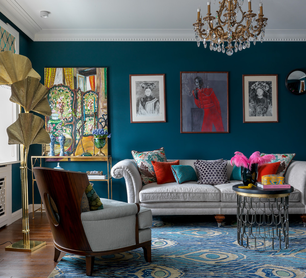 Idee per un soggiorno bohémian con pareti blu, parquet scuro e pavimento marrone