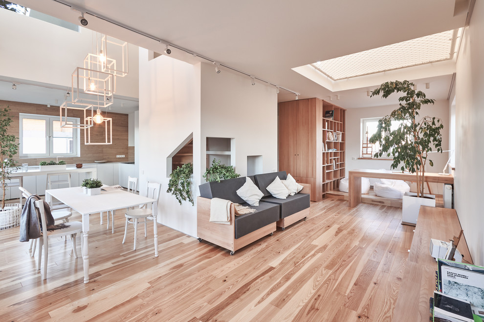 Ejemplo de salón para visitas abierto contemporáneo con paredes blancas, suelo de madera en tonos medios y suelo marrón