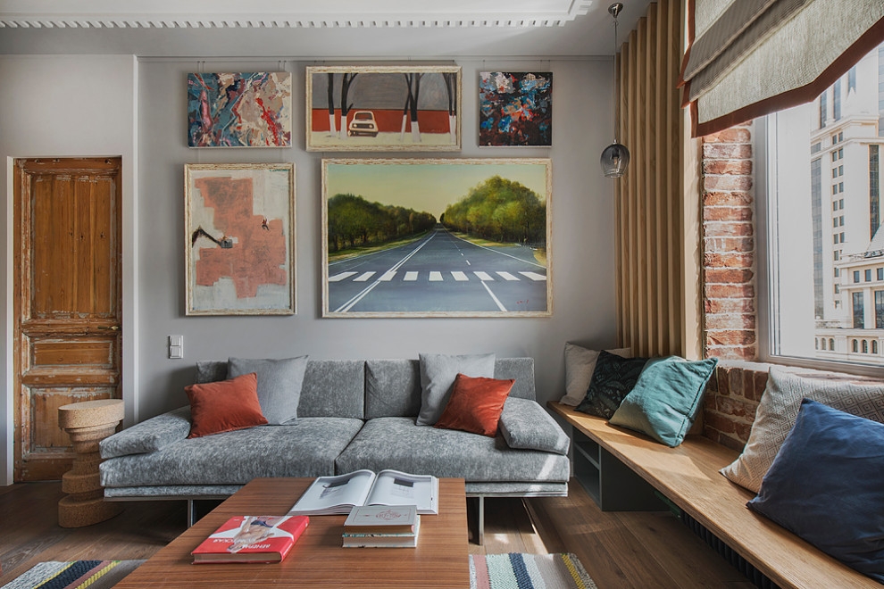 Foto de salón para visitas contemporáneo con paredes grises, suelo de madera en tonos medios y suelo marrón