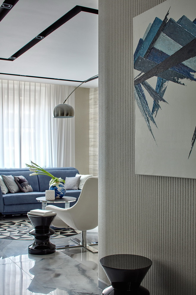 Стильный дизайн: открытая гостиная комната среднего размера в современном стиле с с книжными шкафами и полками, серыми стенами, полом из керамогранита и скрытым телевизором - последний тренд