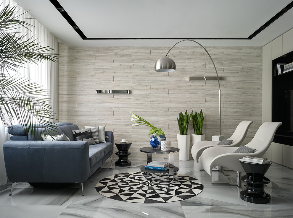 Modelo de salón para visitas abierto contemporáneo de tamaño medio con paredes beige, suelo de baldosas de porcelana y televisor retractable