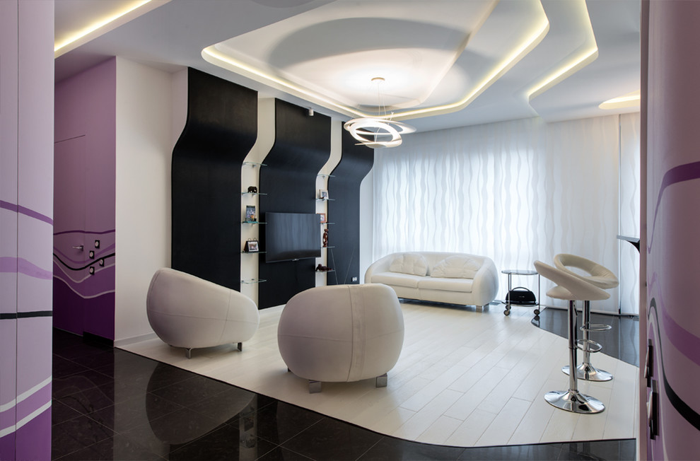 Ispirazione per un soggiorno design di medie dimensioni e aperto con angolo bar, pareti bianche, parquet chiaro, TV a parete e pavimento bianco