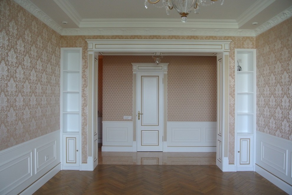 Источник вдохновения для домашнего уюта: парадная, изолированная гостиная комната среднего размера в классическом стиле с розовыми стенами, паркетным полом среднего тона и бежевым полом