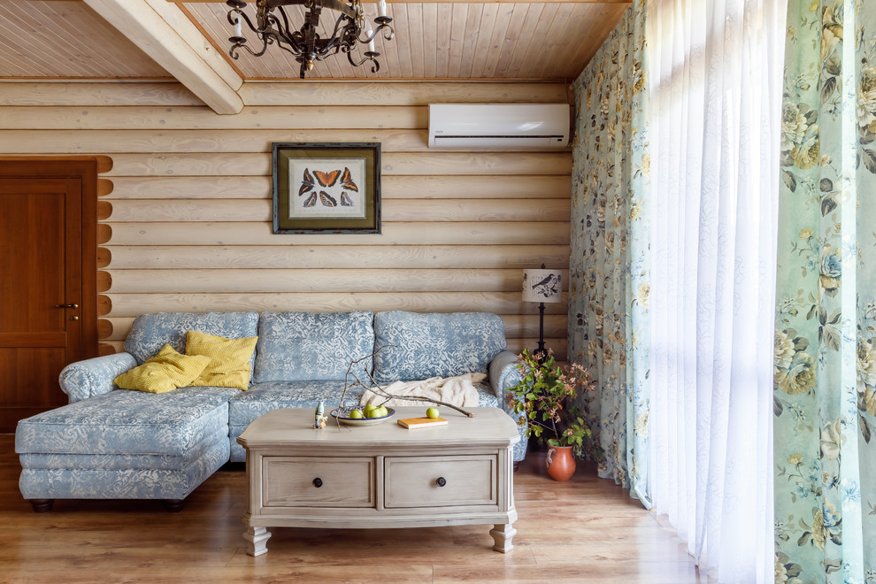 На фото: изолированная гостиная комната в стиле кантри с бежевыми стенами, паркетным полом среднего тона, коричневым полом и тюлем на окнах с