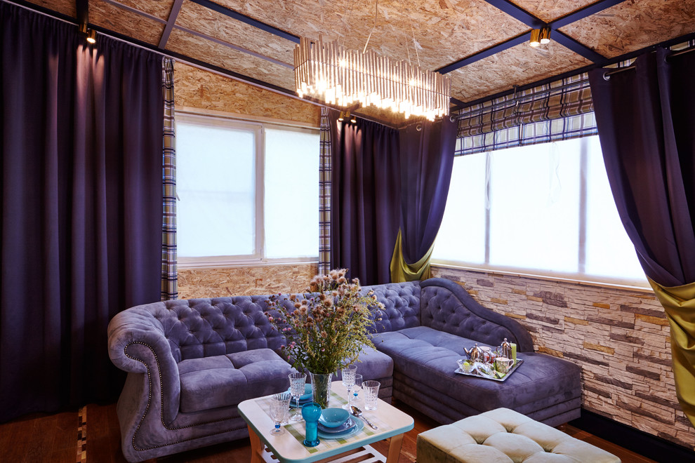 Стильный дизайн: гостиная комната в стиле фьюжн с тюлем на окнах - последний тренд