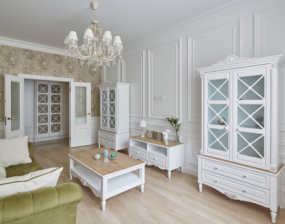 Ejemplo de salón clásico pequeño con paredes blancas y suelo de madera en tonos medios