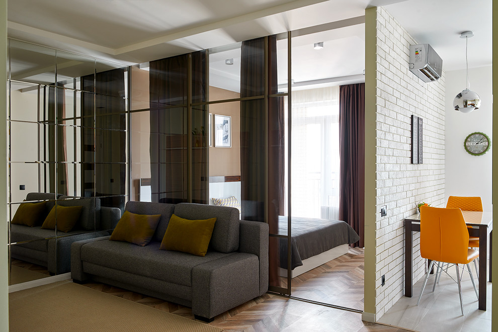 Источник вдохновения для домашнего уюта: изолированная гостиная комната в современном стиле с паркетным полом среднего тона и коричневым полом