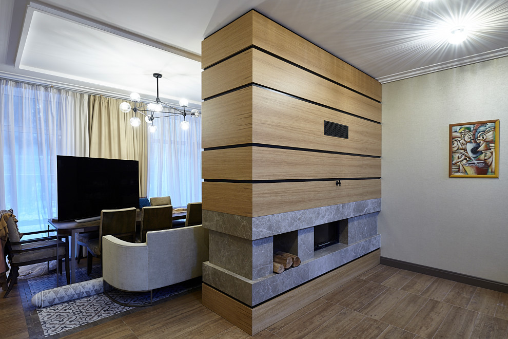 Пример оригинального дизайна: большая открытая гостиная комната в современном стиле с серыми стенами и полом из ламината