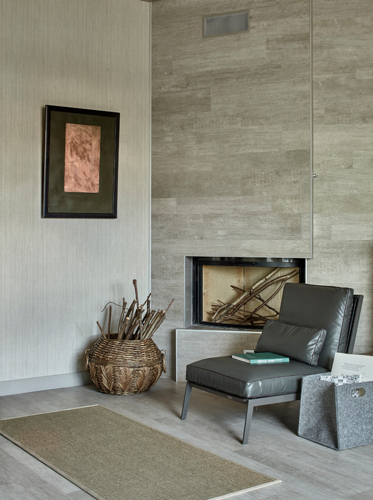 Diseño de salón contemporáneo con paredes grises, chimenea de esquina y suelo gris