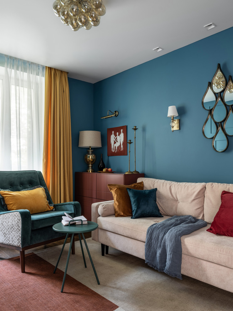 Kleines Modernes Wohnzimmer mit blauer Wandfarbe und Teppichboden in Toronto
