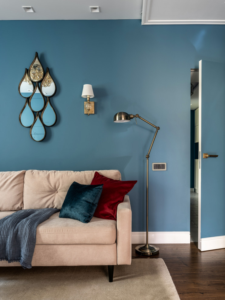 На фото: маленькая гостиная комната в современном стиле с с книжными шкафами и полками, синими стенами и полом из ламината для на участке и в саду с