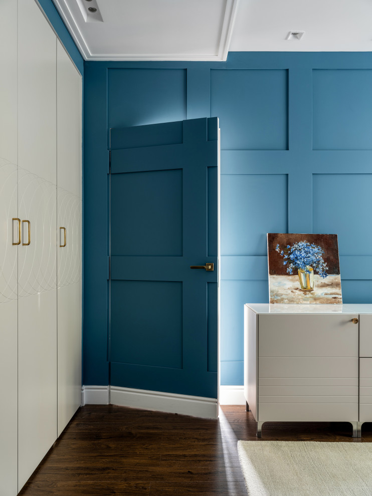 Idee per un piccolo soggiorno contemporaneo con sala formale, pareti blu, pavimento in laminato e pavimento marrone