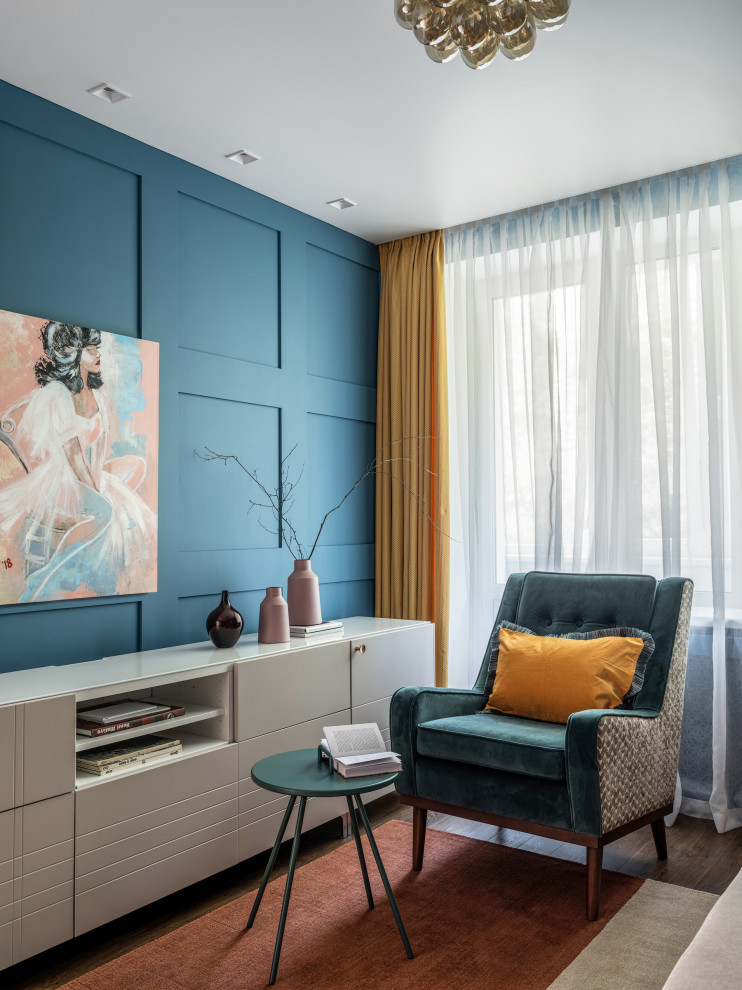 Свежая идея для дизайна: маленькая гостиная комната в современном стиле с с книжными шкафами и полками, синими стенами и ковровым покрытием для на участке и в саду - отличное фото интерьера