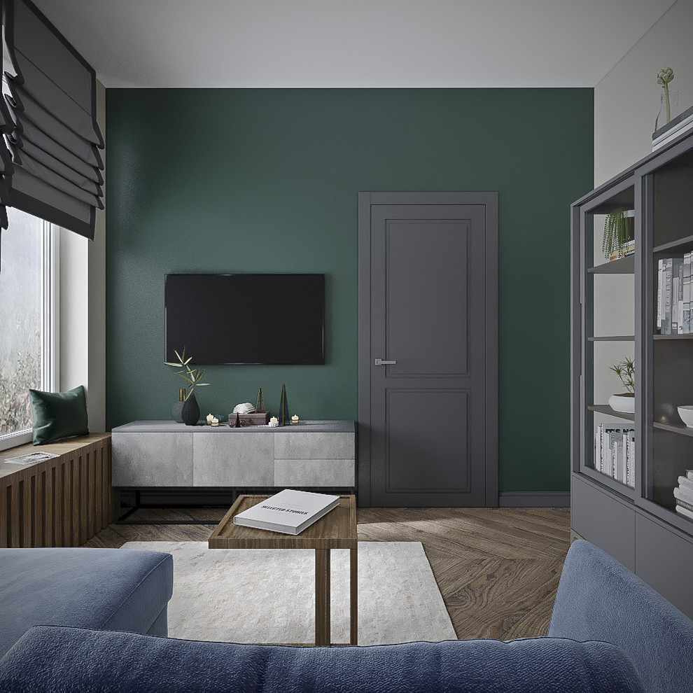 На фото: объединенная гостиная комната среднего размера в современном стиле с зелеными стенами, паркетным полом среднего тона, телевизором на стене и коричневым полом