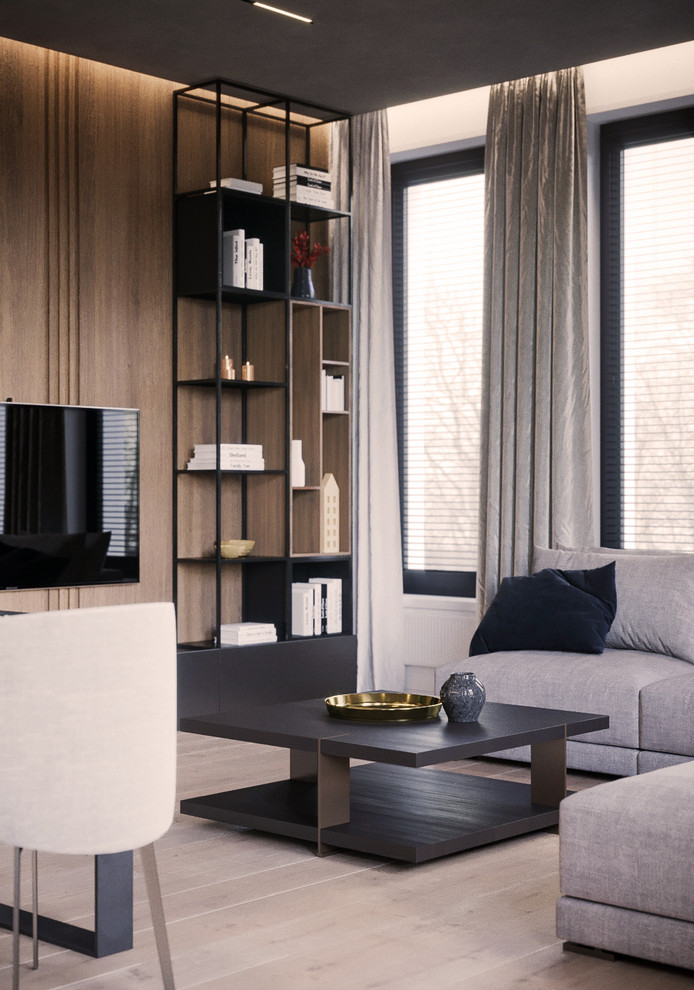 На фото: открытая гостиная комната среднего размера в скандинавском стиле с серыми стенами, светлым паркетным полом, телевизором на стене и бежевым полом