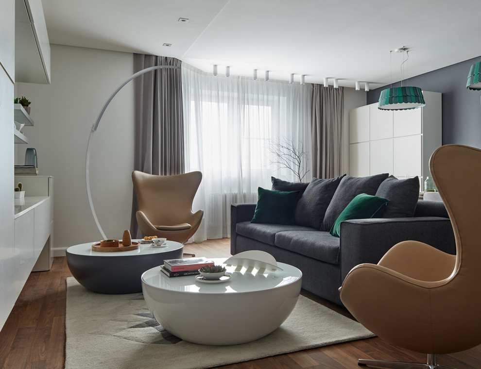 Immagine di un soggiorno nordico aperto con sala formale, pareti bianche e pavimento in legno massello medio