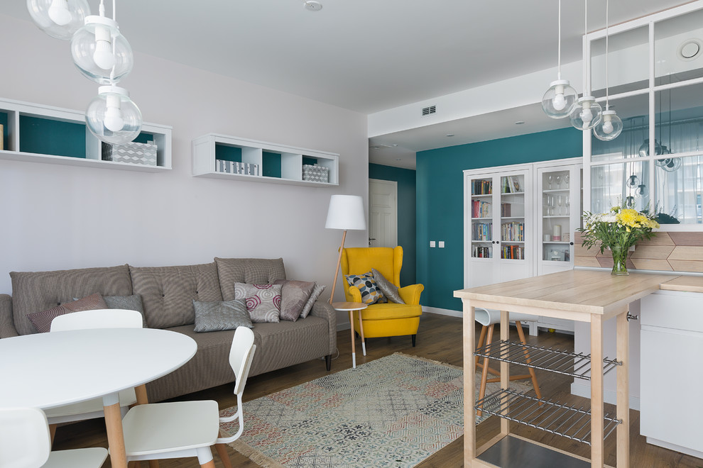 Idee per un piccolo soggiorno scandinavo aperto con pareti bianche, pavimento in laminato e nessuna TV