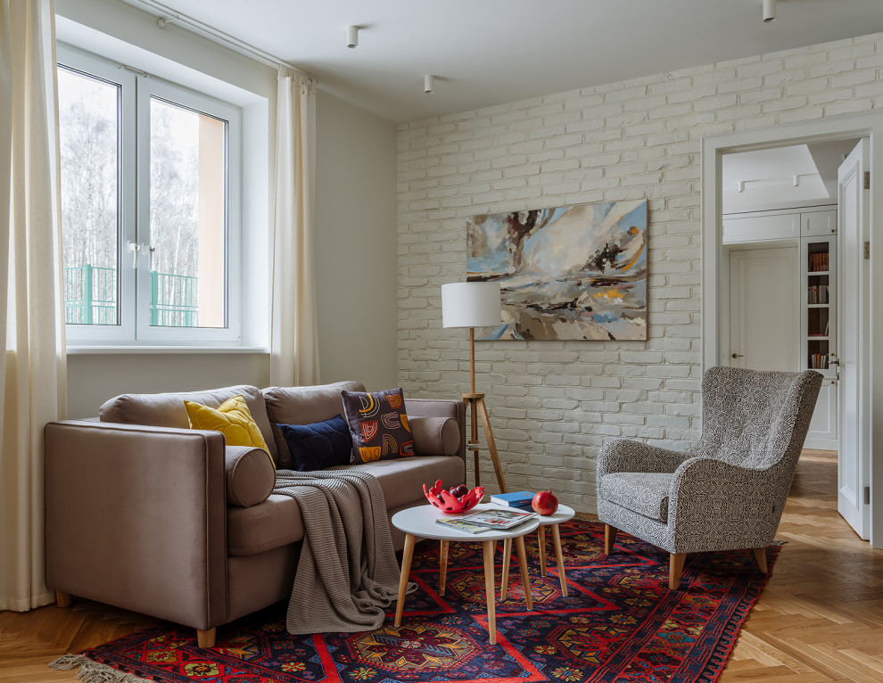 Стильный дизайн: открытая гостиная комната среднего размера в скандинавском стиле с домашним баром, белыми стенами и паркетным полом среднего тона - последний тренд