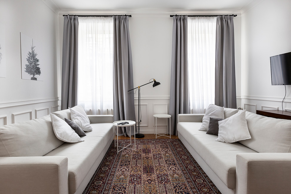 Bild på ett mellanstort minimalistiskt separat vardagsrum, med ett musikrum, vita väggar, laminatgolv, en väggmonterad TV och brunt golv