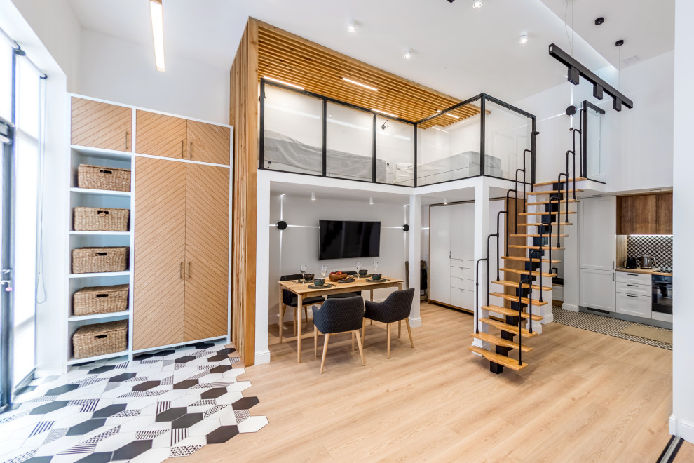 Идея дизайна: парадная, двухуровневая гостиная комната в скандинавском стиле с белыми стенами, светлым паркетным полом, телевизором на стене и бежевым полом