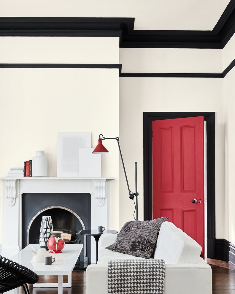 Foto på ett minimalistiskt vardagsrum, med vita väggar