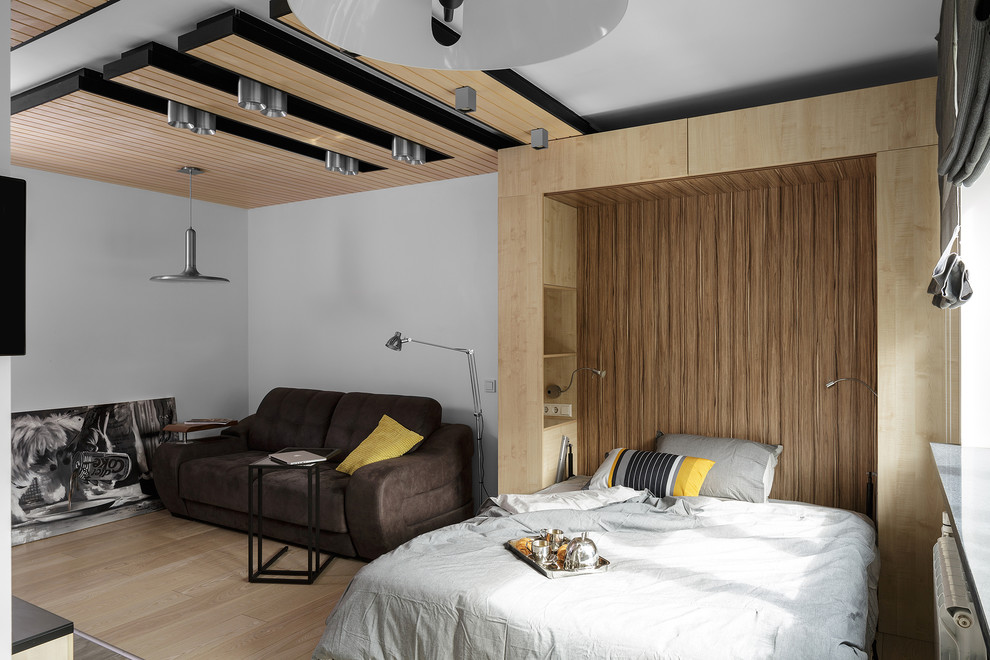 Стильный дизайн: парадная, открытая гостиная комната в современном стиле с белыми стенами, светлым паркетным полом и бежевым полом - последний тренд