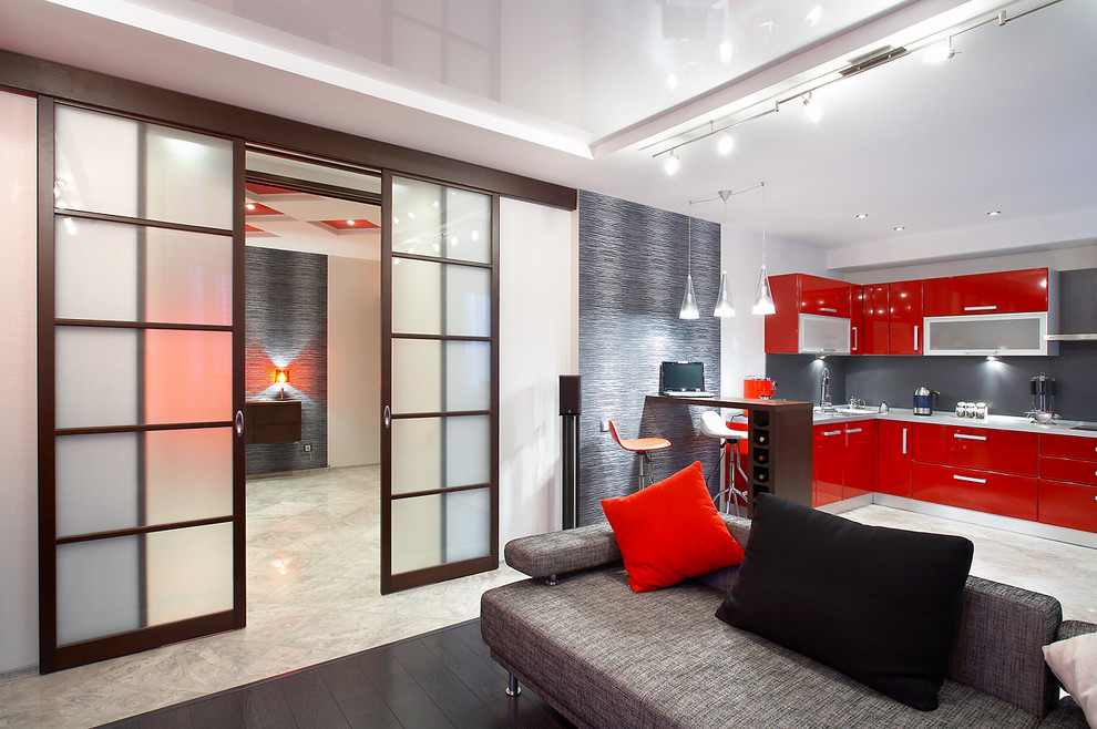 На фото: парадная, открытая, объединенная гостиная комната среднего размера в современном стиле с разноцветными стенами, полом из ламината, телевизором на стене и коричневым полом с