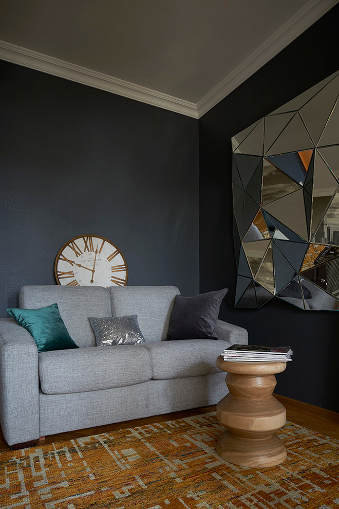 Свежая идея для дизайна: гостиная комната в современном стиле с музыкальной комнатой, черными стенами и ковровым покрытием - отличное фото интерьера