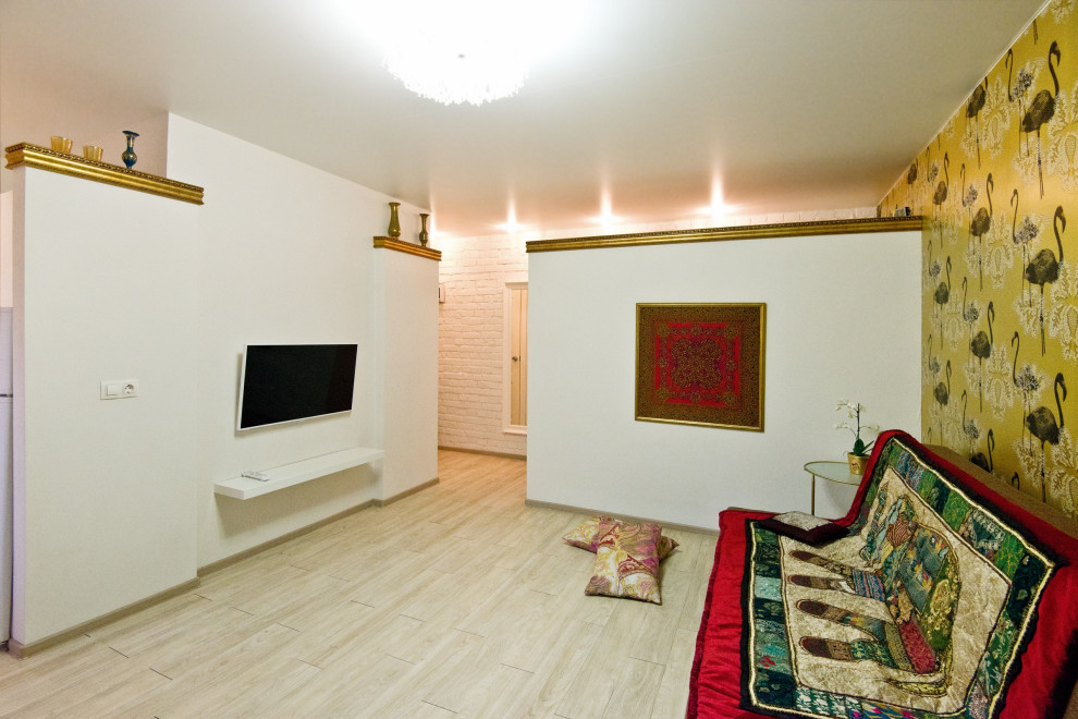 На фото: маленькая гостиная комната в стиле фьюжн для на участке и в саду