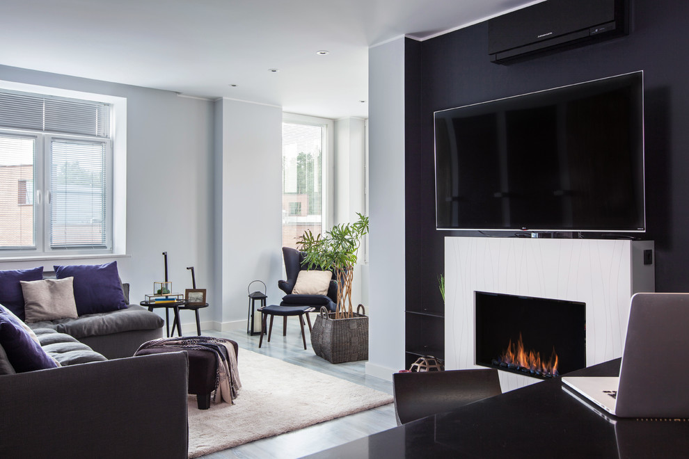 Свежая идея для дизайна: открытая, парадная гостиная комната среднего размера в современном стиле с горизонтальным камином, телевизором на стене, серым полом и черными стенами - отличное фото интерьера