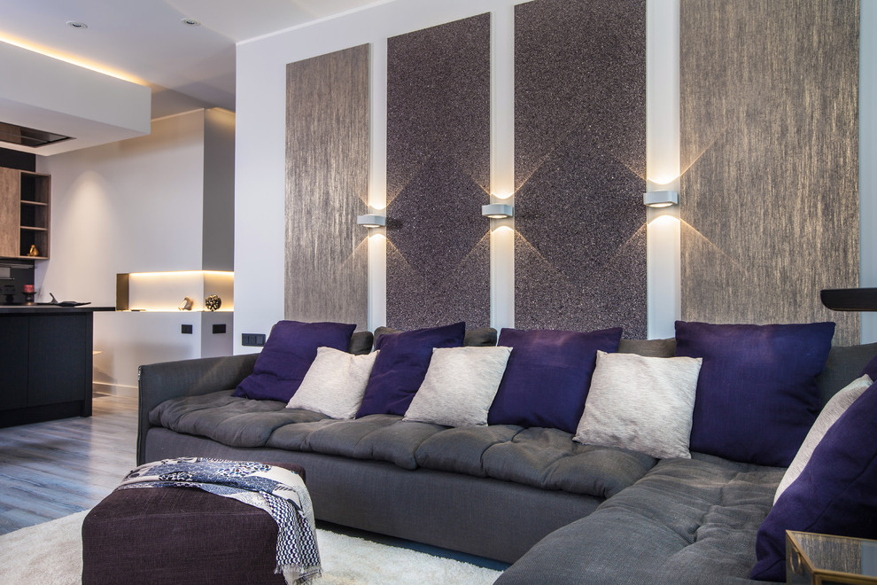 Идея дизайна: открытая гостиная комната среднего размера в современном стиле с серыми стенами, пробковым полом, фасадом камина из дерева и серым полом