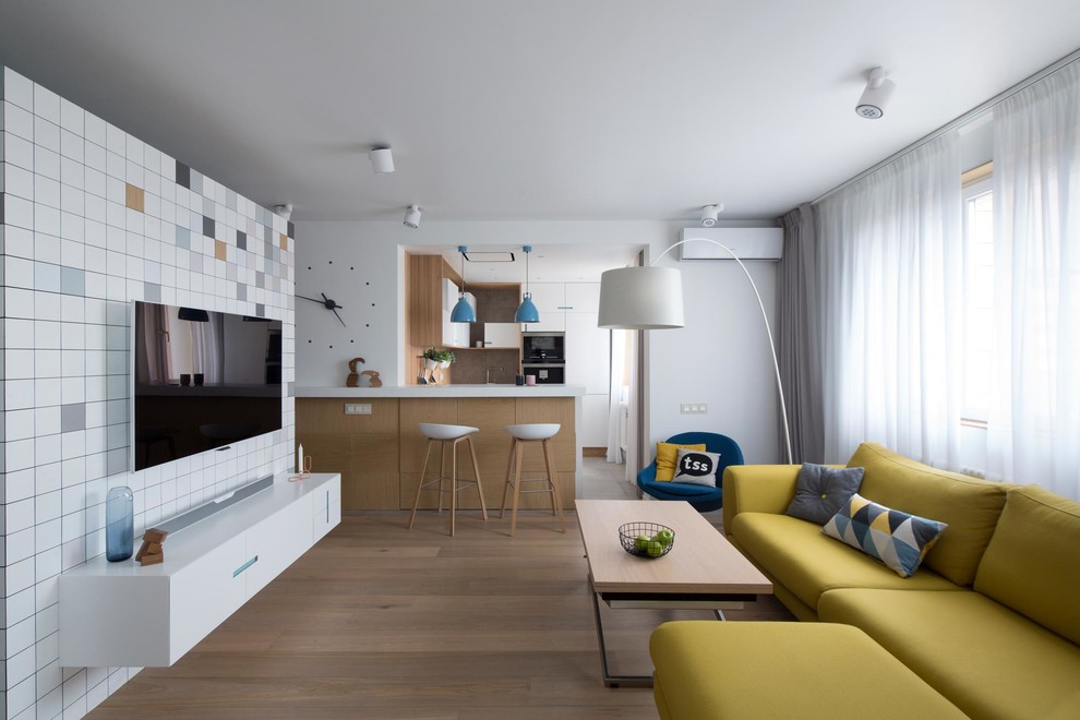 Exemple d'un salon tendance ouvert avec un mur blanc, un sol en bois brun, un téléviseur fixé au mur, un sol marron et éclairage.