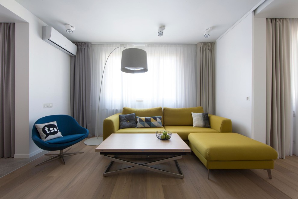Свежая идея для дизайна: гостиная комната с тюлем на окнах - отличное фото интерьера