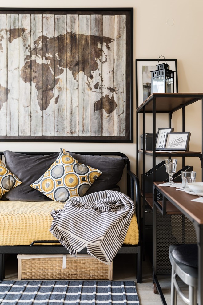 Ispirazione per un soggiorno scandinavo di medie dimensioni e aperto con pareti beige, pavimento in laminato e pavimento beige