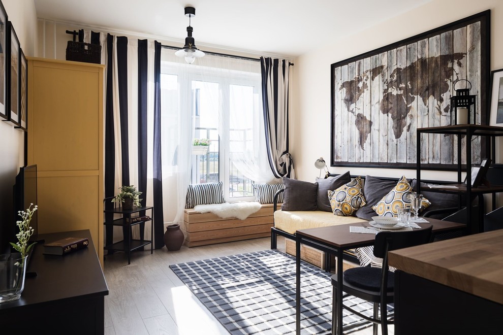 Ejemplo de sala de estar abierta escandinava de tamaño medio con paredes beige, suelo laminado y suelo beige