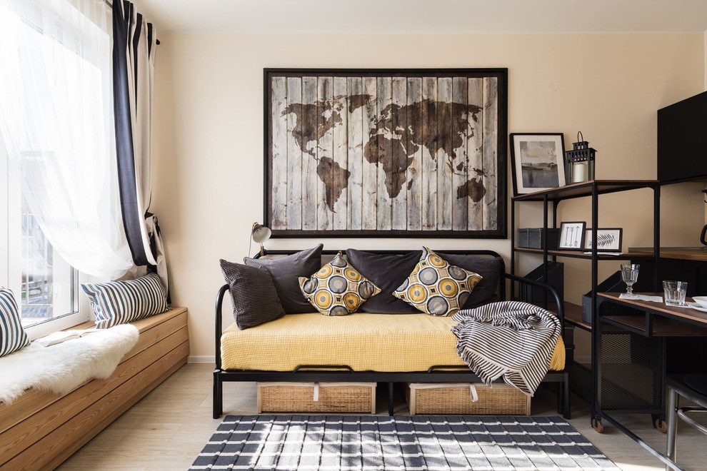 Esempio di un soggiorno scandinavo aperto e di medie dimensioni con pavimento beige, pareti beige e pavimento in laminato
