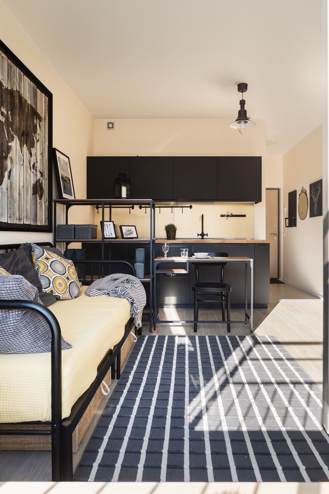 Esempio di un piccolo soggiorno contemporaneo aperto con pareti beige, pavimento in laminato e pavimento beige