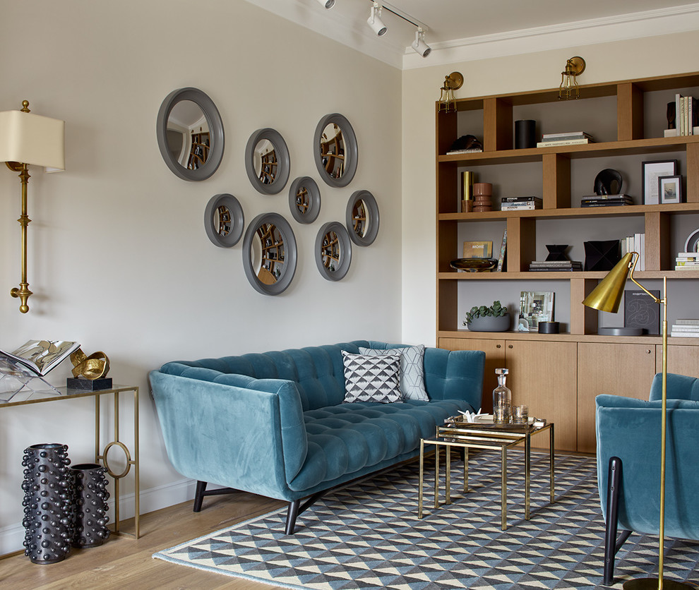 Cette photo montre un salon chic ouvert avec une salle de réception, un mur beige, un sol en bois brun et un sol marron.