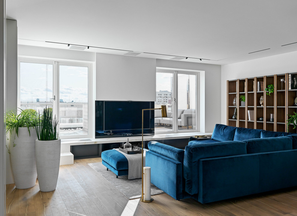 Immagine di un soggiorno contemporaneo con sala formale, pareti bianche, pavimento in legno massello medio, TV autoportante e pavimento marrone