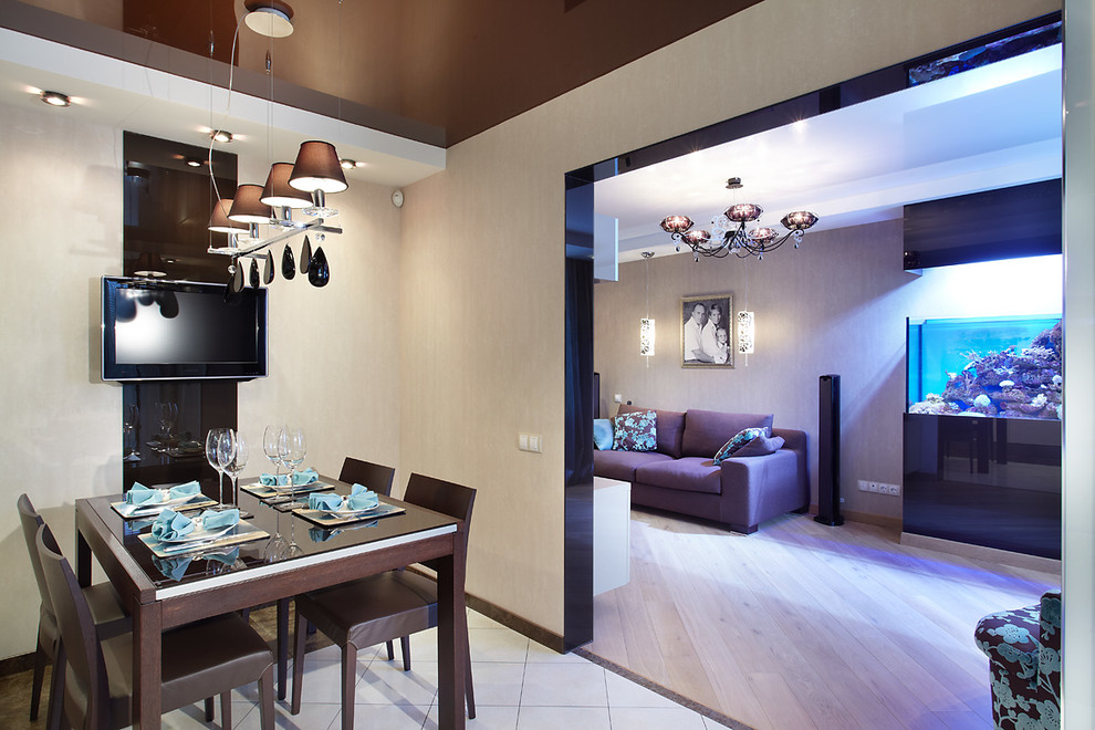 Esempio di un soggiorno minimal di medie dimensioni e aperto con sala formale, pareti beige, parquet chiaro, TV a parete e pavimento beige