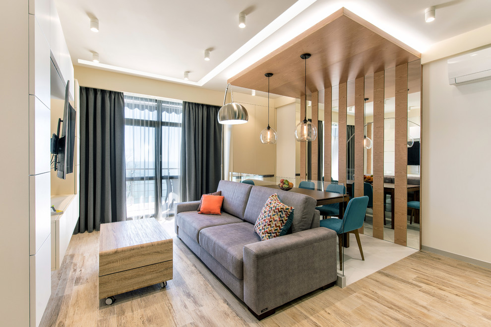 Idee per un soggiorno contemporaneo aperto con sala formale, pareti bianche, TV a parete, pavimento in legno massello medio e pavimento marrone
