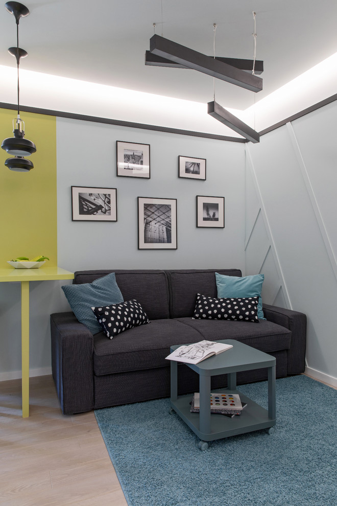 Источник вдохновения для домашнего уюта: маленькая гостиная комната в современном стиле с телевизором на стене для на участке и в саду