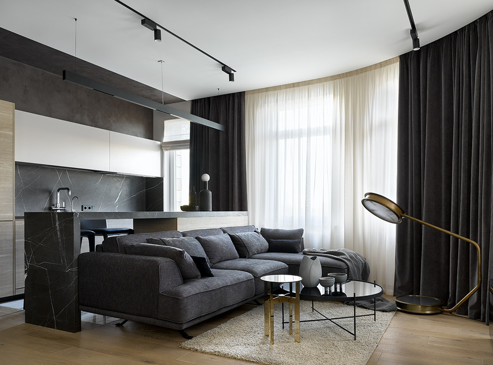 Esempio di un soggiorno minimal aperto con parquet chiaro e pavimento beige