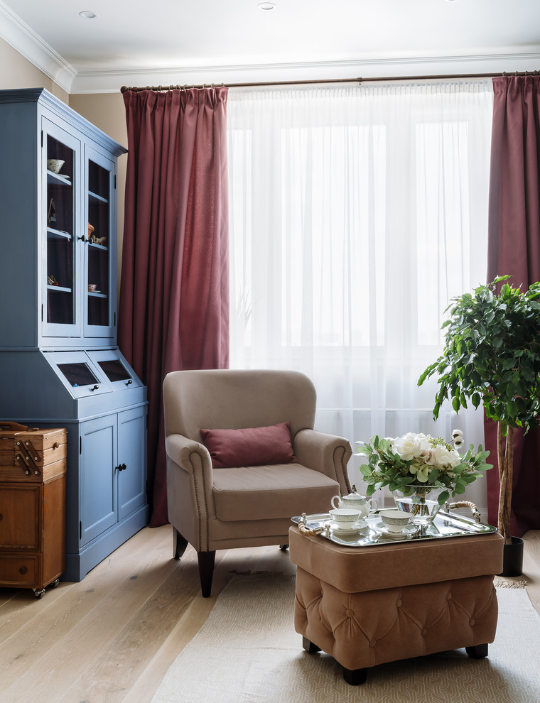 Immagine di un soggiorno classico di medie dimensioni con pareti beige, parquet chiaro e pavimento beige