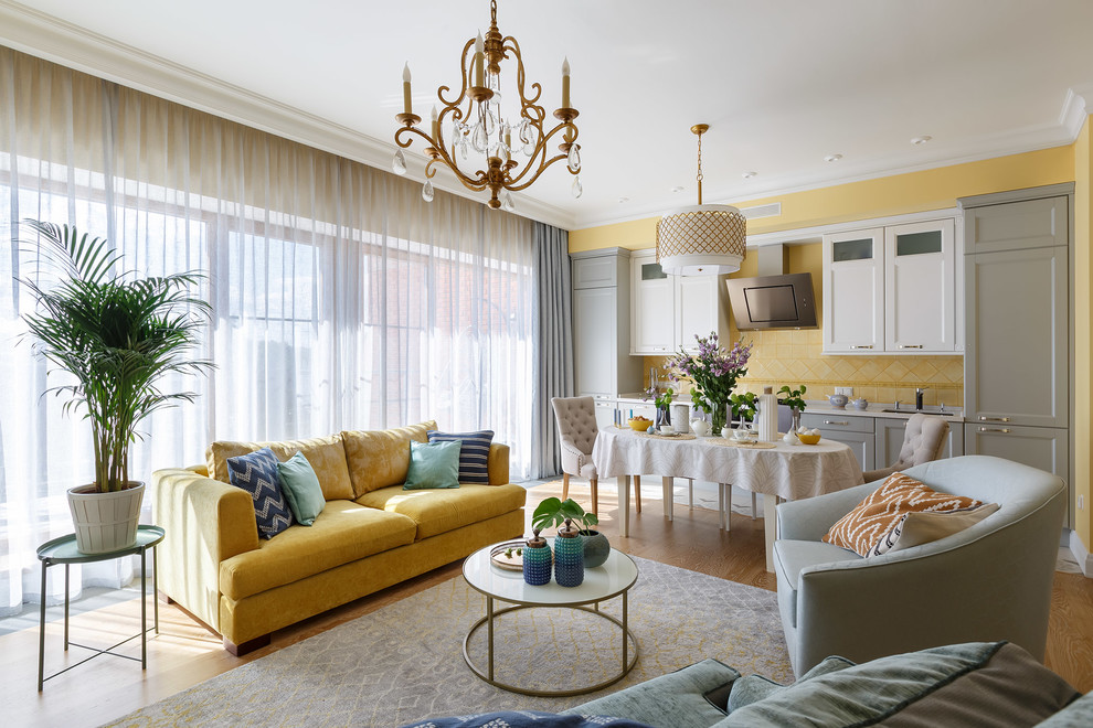 Idée de décoration pour un grand salon tradition ouvert avec un mur jaune, un sol en bois brun et un sol marron.