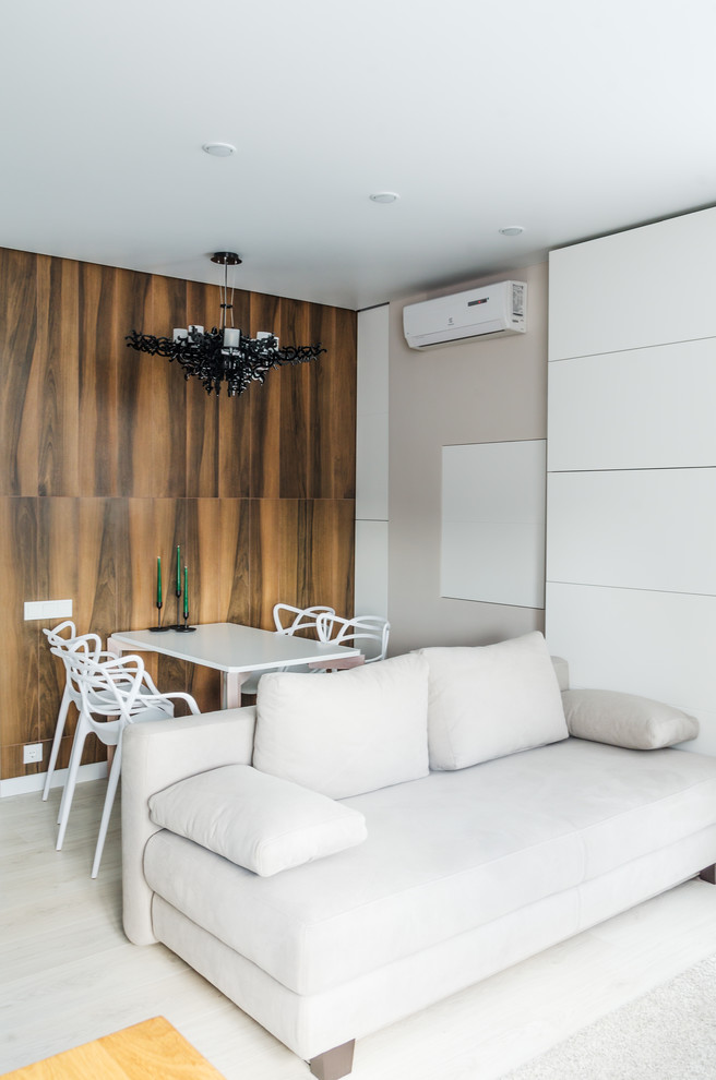 Inspiration pour un petit salon design avec un mur marron, sol en stratifié et un sol blanc.
