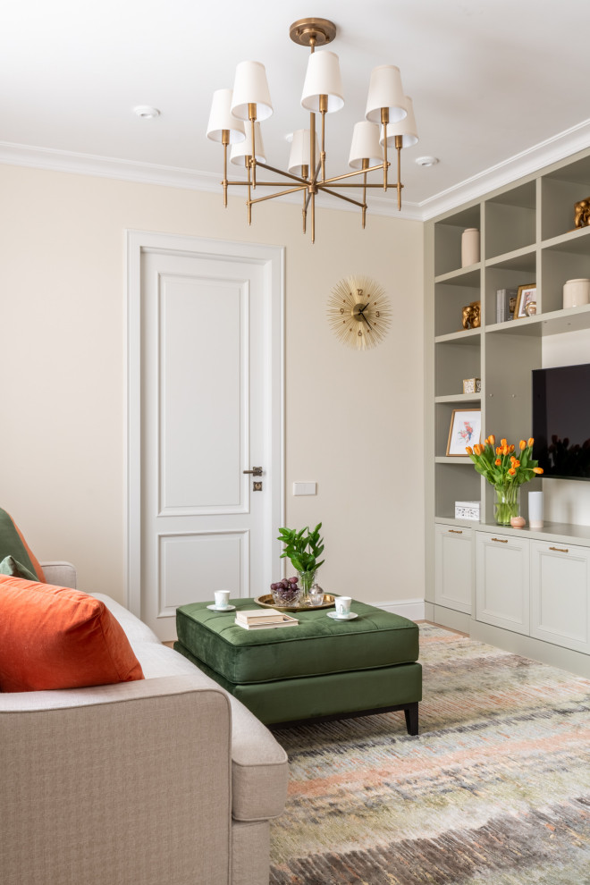 Foto de salón abierto tradicional de tamaño medio con paredes beige, suelo de madera clara y suelo beige