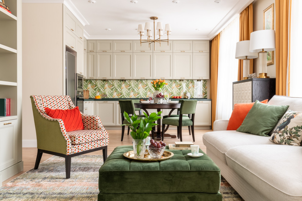 Ispirazione per un soggiorno tradizionale di medie dimensioni e aperto con pareti beige, parquet chiaro e pavimento beige