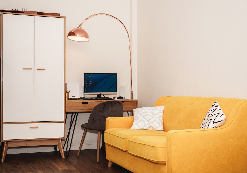 Foto di un soggiorno scandinavo di medie dimensioni con pareti bianche e nessuna TV