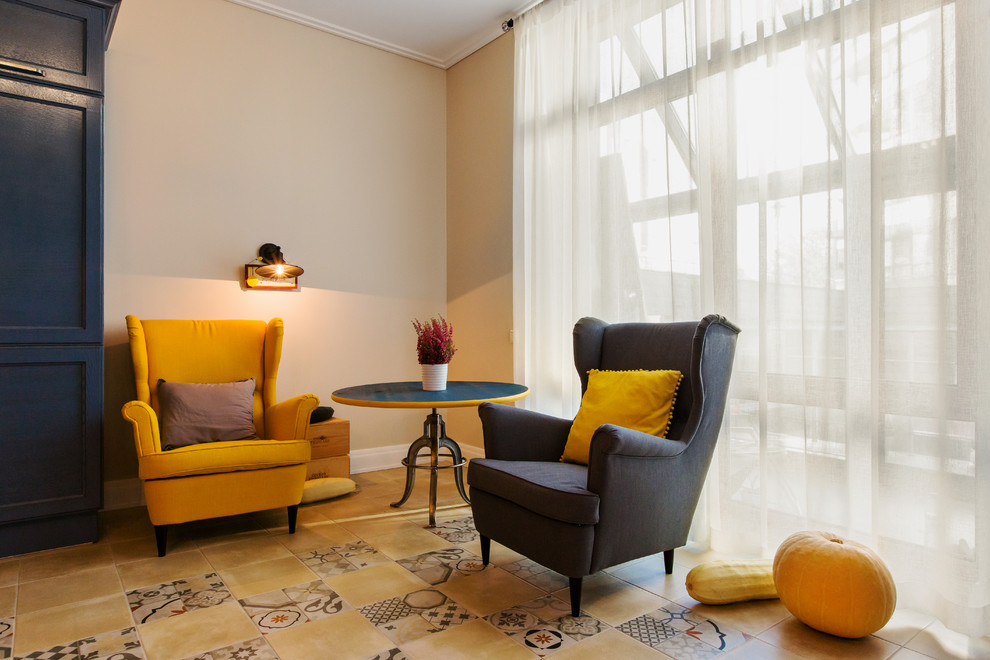 Стильный дизайн: маленькая изолированная гостиная комната в современном стиле с бежевыми стенами и полом из керамической плитки для на участке и в саду - последний тренд